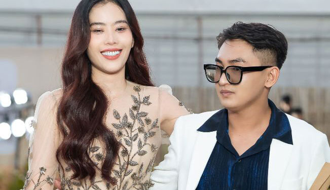 HOA KHÔI NAM EM VỪA LÀM NGƯỜI MẪU VỪA HÁT TRONG SHOW THỜI TRANG