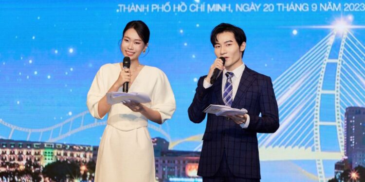 Sau lễ công bố Liên hoan phim Quốc tế TP.HCM, hoa hậu Ban Mai tặng quà Trung thu cho trẻ em nghèo