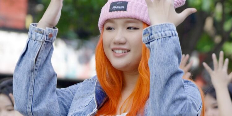 Choco bất ngờ xuất hiện tại phố đi bộ, nhảy “Body Shaming”