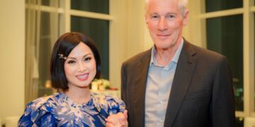 Ca sĩ Hà Phương trẻ trung hội ngộ tài tử phim”Người đàn bà đẹp” Richard Gere