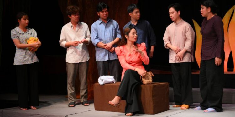 Quách Ngọc Tuyên nghẹn ngào trở lại biểu diễn kịch dài sau gần 10 năm