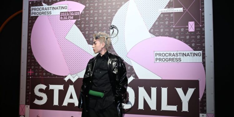 Call Me Duy tiếp tục mang loạt trang phục độc lạ chinh phục Shanghai Fashion Week 