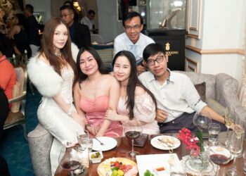 Lý Nhã Kỳ tạo dáng bên trang sức kim cương hàng tỷ đồng