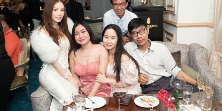 Lý Nhã Kỳ tạo dáng bên trang sức kim cương hàng tỷ đồng