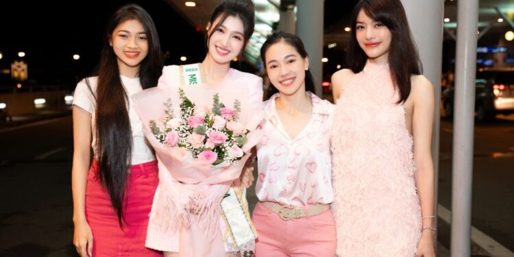 Phương Nhi một mình mang kiện National Costume dài 2 mét lên máy bay sang Nhật Bản dự thi