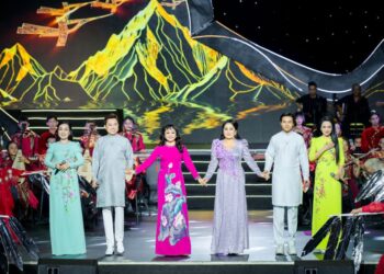 Ông xã Hương Lan túc trực hậu đài, ân cần chăm sóc vợ