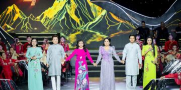 Ông xã Hương Lan túc trực hậu đài, ân cần chăm sóc vợ