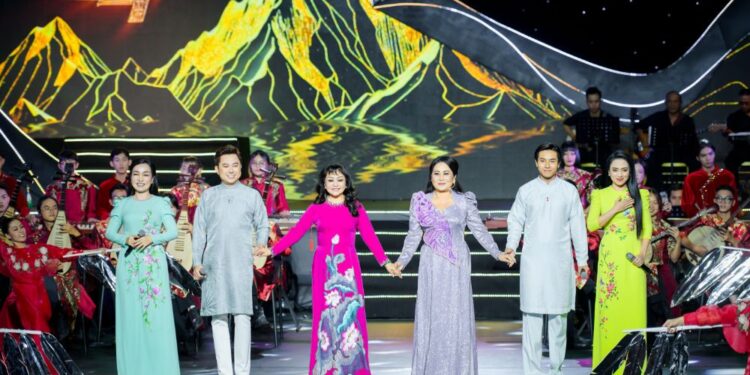 Ông xã Hương Lan túc trực hậu đài, ân cần chăm sóc vợ