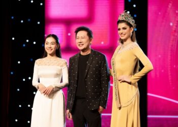 Thí sinh duy nhất của Miss Grand International 2023 mặc áo dài nhận sash tại show diễn Xin chào Việt Nam