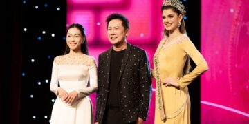 Thí sinh duy nhất của Miss Grand International 2023 mặc áo dài nhận sash tại show diễn Xin chào Việt Nam