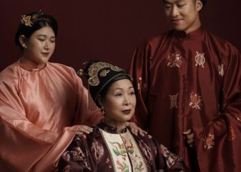 NSND Hồng Vân và 2 người con đáng yêu trong bộ ảnh Việt phục