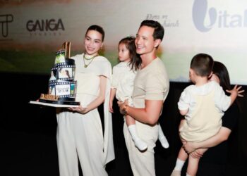 Cả gia đình Hồ Ngọc Hà được mừng sinh nhật tại họp báo