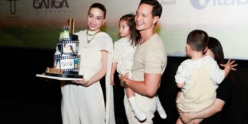 Cả gia đình Hồ Ngọc Hà được mừng sinh nhật tại họp báo