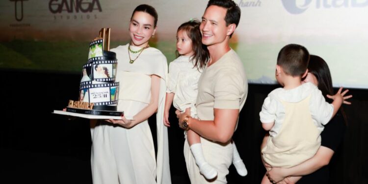 Cả gia đình Hồ Ngọc Hà được mừng sinh nhật tại họp báo