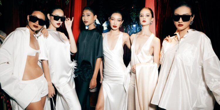 Dàn “chân dài” nóng bỏng hết cỡ đằng sau cánh gà show Công Trí