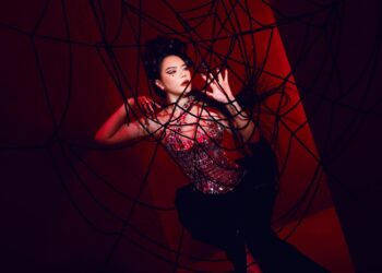 Lý Nhã Kỳ hóa minh tinh Megan Fox khoe ngực đầy gợi cảm