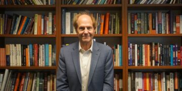 Ra mắt ‘Cú hích – Phiên bản cuối cùng’ của tác giả Nobel 2017