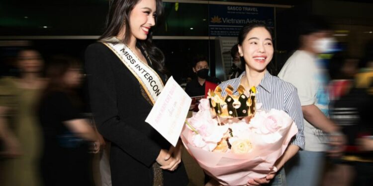 Ngọc Hằng khởi hành đến Ai Cập sẵn sàng chinh chiến Miss Intercontinental