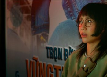 Diệu Nhi gây bất ngờ với tạo hình “ngố tàu” trong teaser Trên bàn nhậu dưới bàn mưu