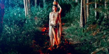 “Nóng bỏng mắt” với hình ảnh quyến rũ của Hương Giang trong MV mới