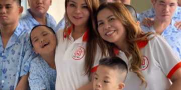 Ca sĩ Cam Thơ cùng Hoa hậu Thanh Mai trao 500 phần quà cho trẻ em