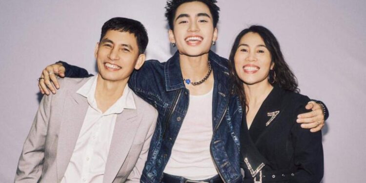 Bố mẹ hạnh phúc khi MONO mang EP mới về quê hương