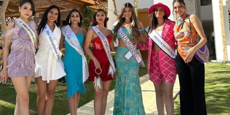 Bảo Ngọc trao sash cho Ngọc Hằng tại Miss Intercontinental 2023