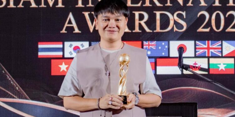 Trịnh Tú Trung tiếp tục nhận giải thưởng tại Thái Lan