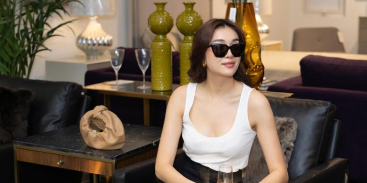 Không “gấm áo lụa là” Á hậu Lệ Hằng vẫn nổi bần bật tại sự kiện.