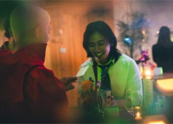 Thầy giáo kiêm rocker gốc Việt Monet Ngô tìm kiếm chất liệu từ quê hương Miền Trung Việt Nam cho âm nhạc của mình