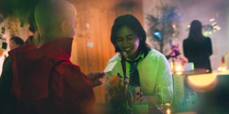 Thầy giáo kiêm rocker gốc Việt Monet Ngô tìm kiếm chất liệu từ quê hương Miền Trung Việt Nam cho âm nhạc của mình