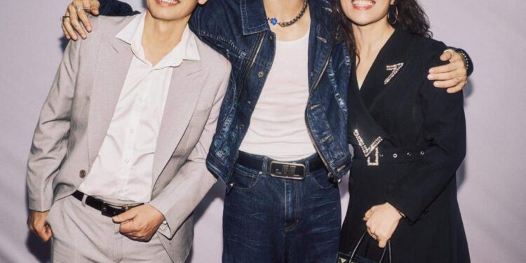 Bố mẹ hạnh phúc khi MONO mang EP mới về quê hương