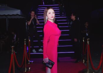 Lý Nhã Kỳ đi taxi, cuốc bộ đến sự kiện 