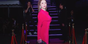 Lý Nhã Kỳ đi taxi, cuốc bộ đến sự kiện 