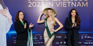 Thí sinh Miss Earth 2023 hào hứng khi đội nón lá Việt Nam