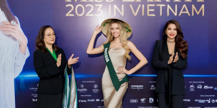 Thí sinh Miss Earth 2023 hào hứng khi đội nón lá Việt Nam