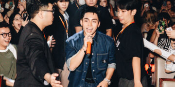 MONO “đánh úp” sinh viên UEH khi bất ngờ xuất hiện trình diễn EP vừa phát hành