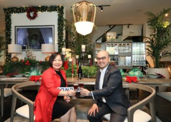 “Nam thần fitness” Trần Đạt Hiển hộ tống dàn mỹ nhân đến sự kiện của ông trùm nội thất