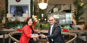 “Nam thần fitness” Trần Đạt Hiển hộ tống dàn mỹ nhân đến sự kiện của ông trùm nội thất