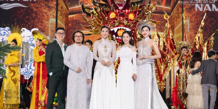 Chuyện chưa kể ở lò đào tạo hoa hậu thi quốc tế nhà Sen Vàng