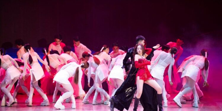 Chi Pu kể về hành trình của mình bằng vũ đạo và âm nhạc trên sân khấu WeChoice Award 2023