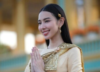 Hoa hậu Thuỳ Tiên khiến fan mê mẩn trong trang phục truyền thống Campuchia