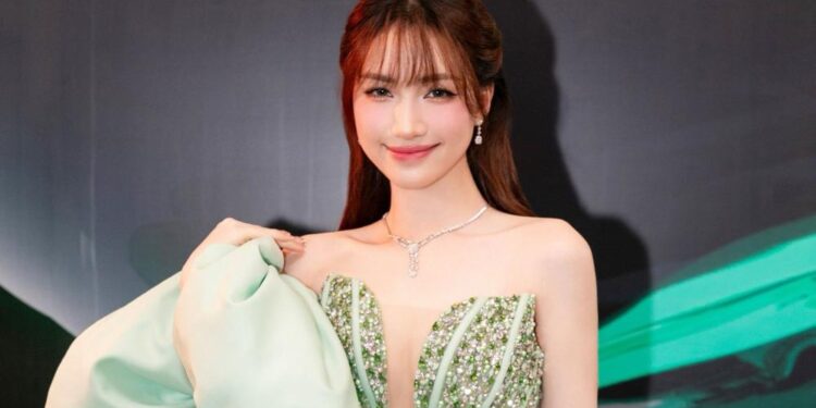 Hòa Minzy đeo trang sức trị giá gần nửa tỷ của PNJ tham gia sự kiện