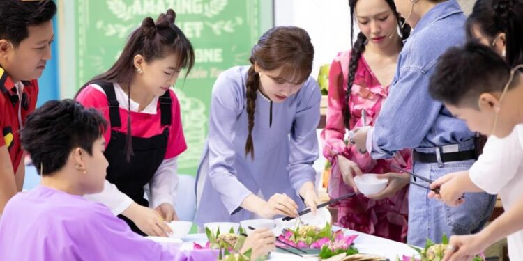 Mai Tiến Dũng “đội sổ” thi gameshow đoán lời bài hát, bị Hari Won chê người Việt mà “chơi còn dở hơn chị”