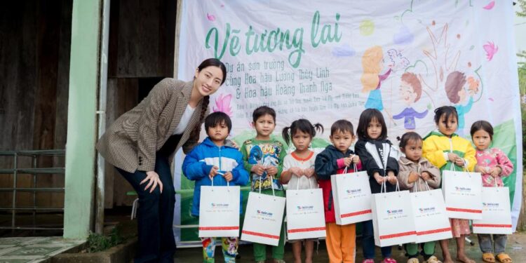 Lương Thùy Linh sơn sửa trường học, mang quà lên vùng cao tặng học sinh