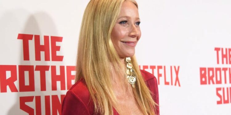 “Người phụ nữ đẹp nhất thế giới” xuất hiện gợi cảm với đầm Công Trí