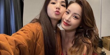 Chi Pu hát chung với Vương Hạc Đệ, Đàn Kiện Thứ, Ella, Amber… trong đêm giao thừa