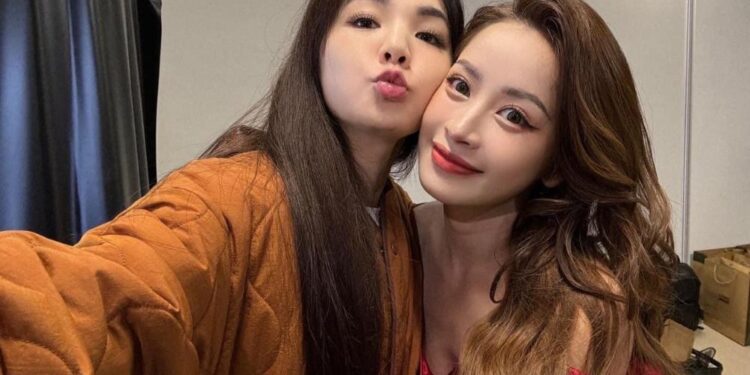 Chi Pu hát chung với Vương Hạc Đệ, Đàn Kiện Thứ, Ella, Amber… trong đêm giao thừa