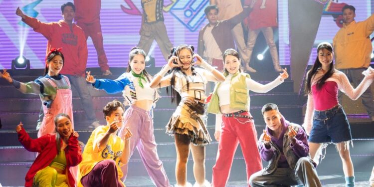 Debut tròn tháng, tân binh Giana mang giày trượt patin lên sân khấu VTV Awards 2023