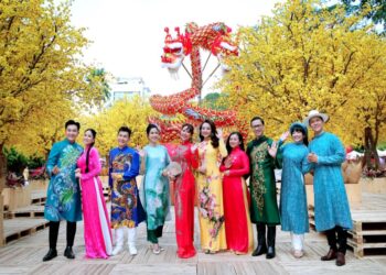 NSND Trịnh Kim Chi, Quỳnh Hoa, Đoan Trường, MC Anh Quân và dàn nghệ sỹ đình đám rạng rỡ trong Lễ Hội Tết Việt